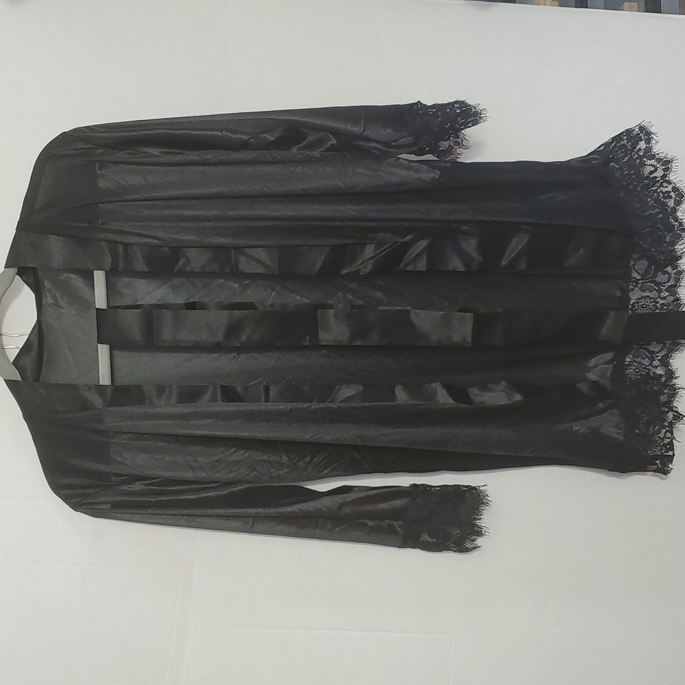 Ladies lightweight silky-smooth robe black lace